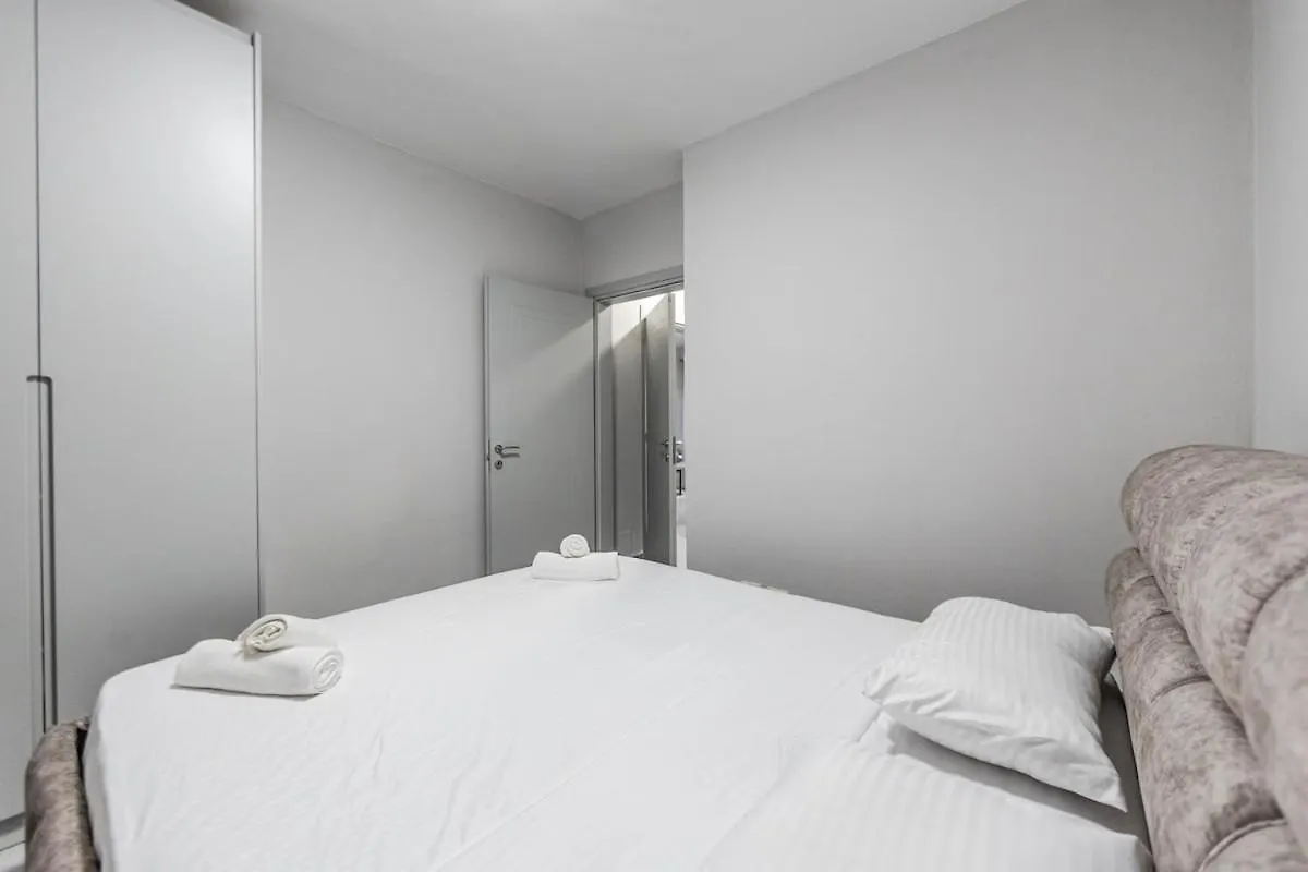 Seaview Apartment In The Center Of Saranda